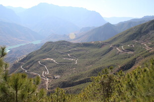 山间蜿蜒公路景色秀丽