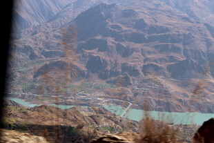 壮丽山河间的碧绿江水