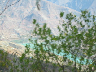 山间绿意与远处湖光美景