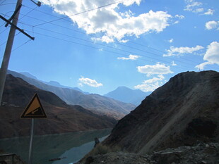 山间公路旁的壮丽河谷风光