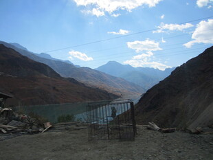 山间湖景 围栏处的自然风光