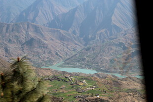 山间碧湖美景