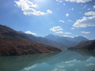 蓝天碧水间的壮丽山水景