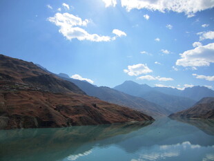 壮丽山河间的静谧湖水
