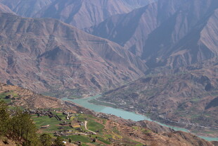 壮丽山河中的蜿蜒河流