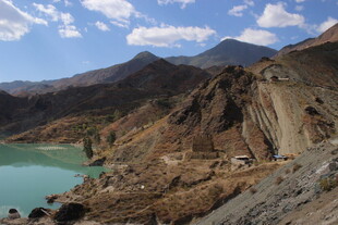 山间碧湖与险峻地貌景观