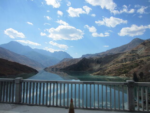 湖畔栏杆处的壮美山景