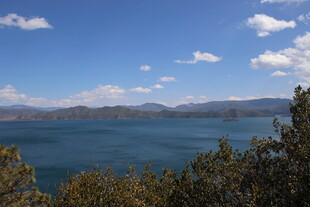 湖畔山林与蓝天白云美景