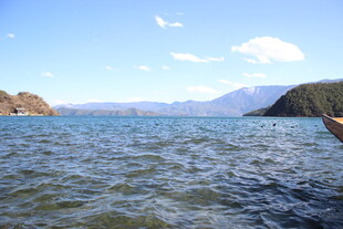 宁静湖水与远处山峦美景