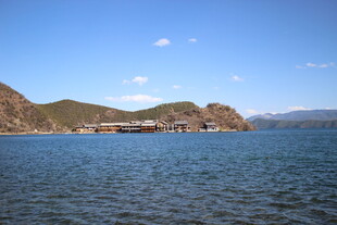 湖畔风光 远山与碧水相映