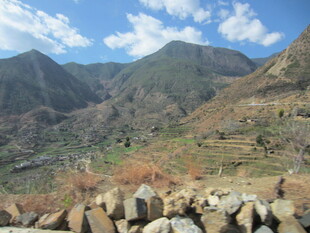 山间石堆与壮阔远山景