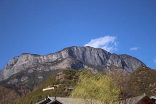 巍峨山峦与蓝天绿树相映