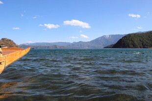 湖畔孤舟 远山蓝天美景