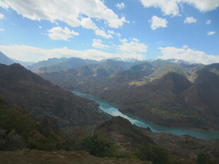 壮美山河间的蜿蜒河流