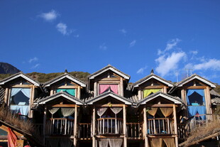 山间多彩木屋 蓝天相伴