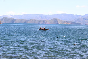 湖面上的孤舟与远山