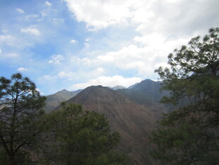 山间景致 蓝天白云绿树