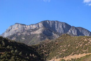 巍峨山峦蓝天相伴