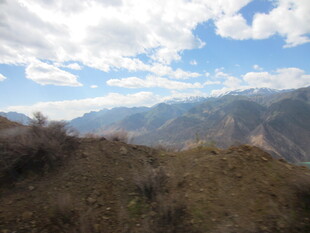 山间风景 蓝天白云映山峦