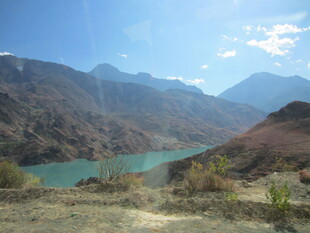 壮丽山川间的碧绿湖泊