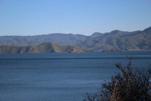 宁静湖景与远山风光