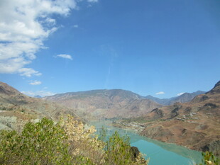 壮丽山河间的碧绿湖水