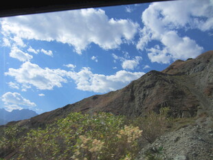 蓝天白云下的山峦风景