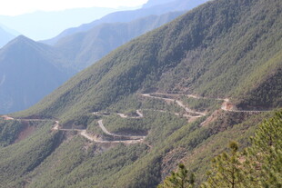 蜿蜒山间公路美景
