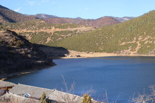 山间静谧湖泊美景