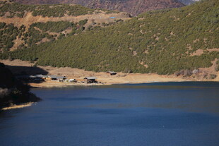 宁静湖畔的山景风光