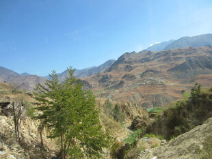 山间绿意盎然的秀丽景致