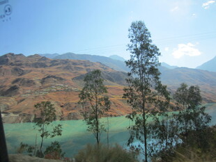 青山绿水间的秀丽湖景
