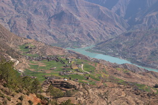 壮丽河谷山间村落美景