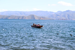 湖上小船悠然行