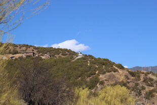 山间景色 蓝天绿树相伴