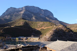 山间村落与巍峨山峰