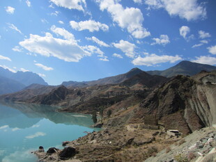 壮丽山水间的迷人湖景