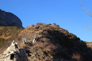 古老长城盘踞于山峦之上