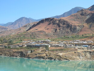 青山碧水间的美丽景致