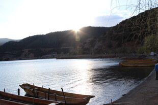 湖畔晨光中的停泊小船