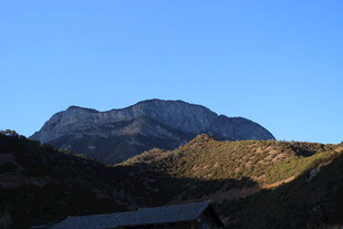山间公路旁的巍峨山脉