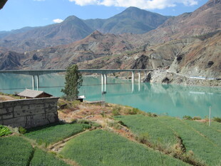 山水间的美丽大坝风光