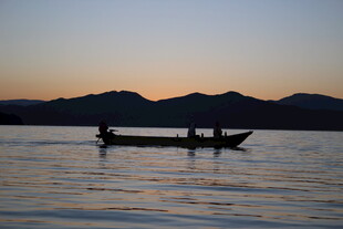 夕阳下湖面的静谧小船