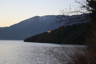 湖畔山景 暮色中的宁静风光