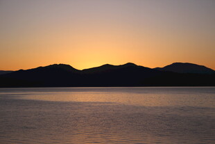 夕阳下的山水湖景