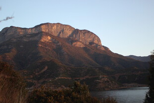 夕阳下的山水美景