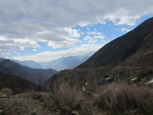 山间景色 蓝天白云映山峦