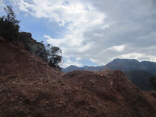 山间红土坡与蓝天白云