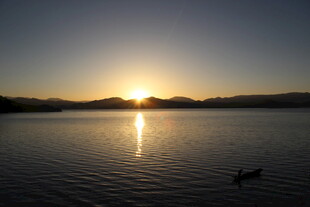 湖畔夕阳美景