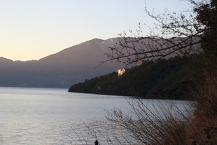 湖畔暮色中的静谧山水景